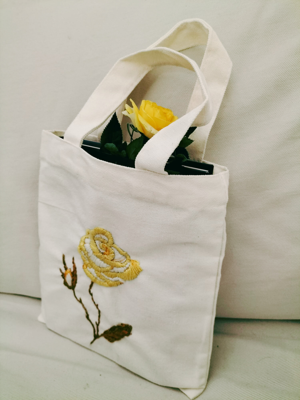 Golden Centifolia- Mini Book-Bouquet Holder