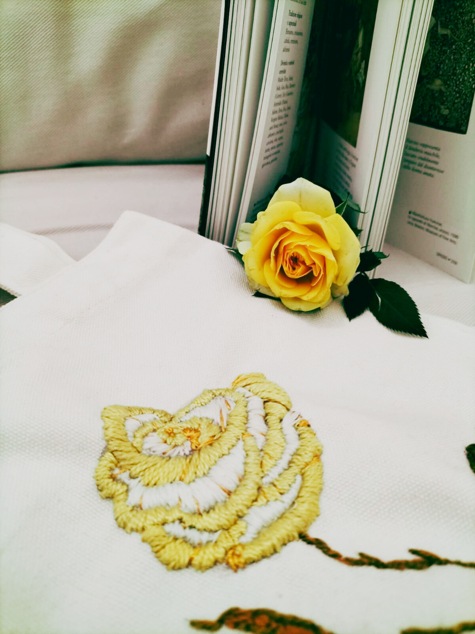 Golden Centifolia- Mini Book-Bouquet Holder