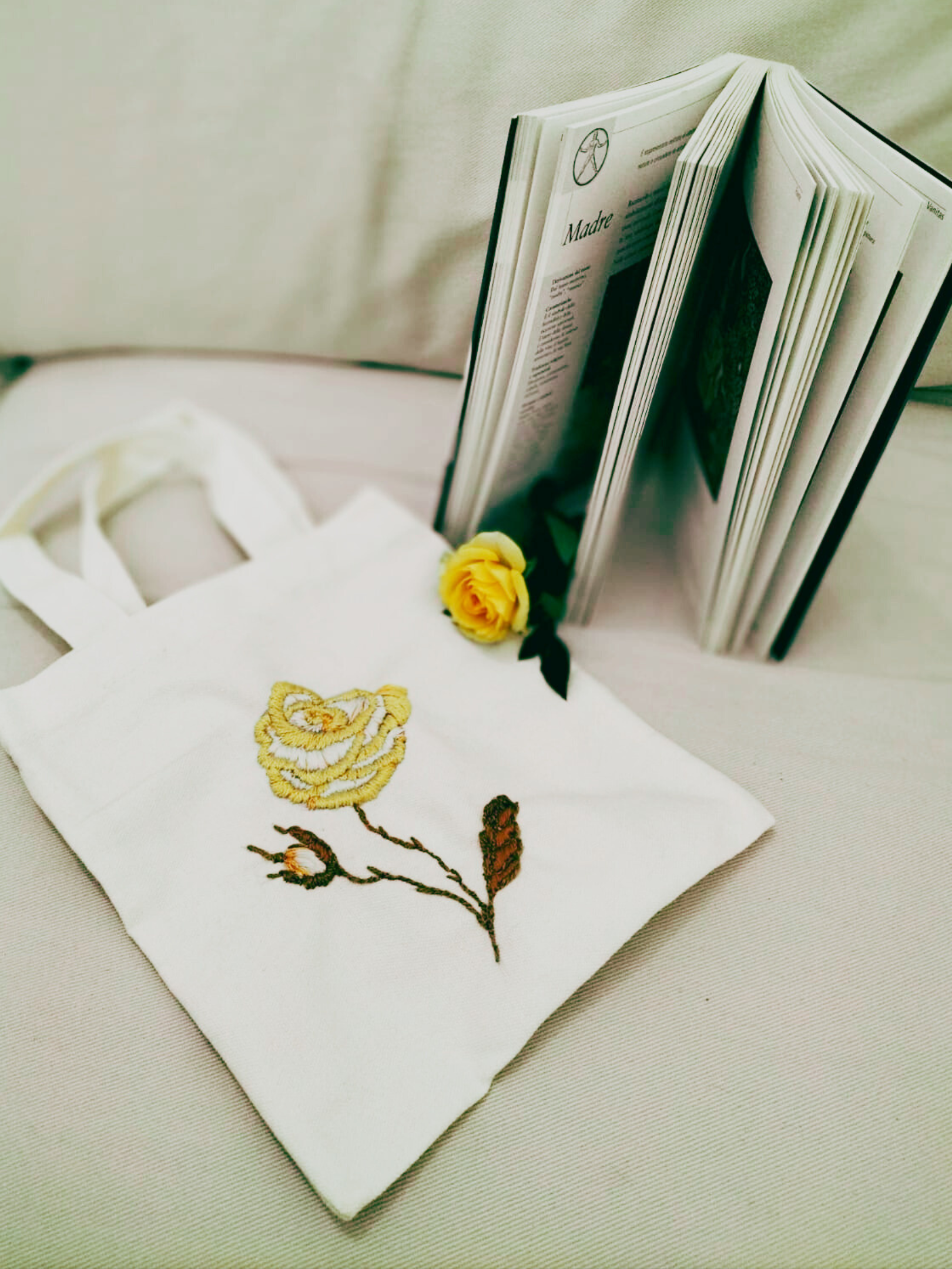 Golden Centifolia- Mini Book-Bouquet Holder