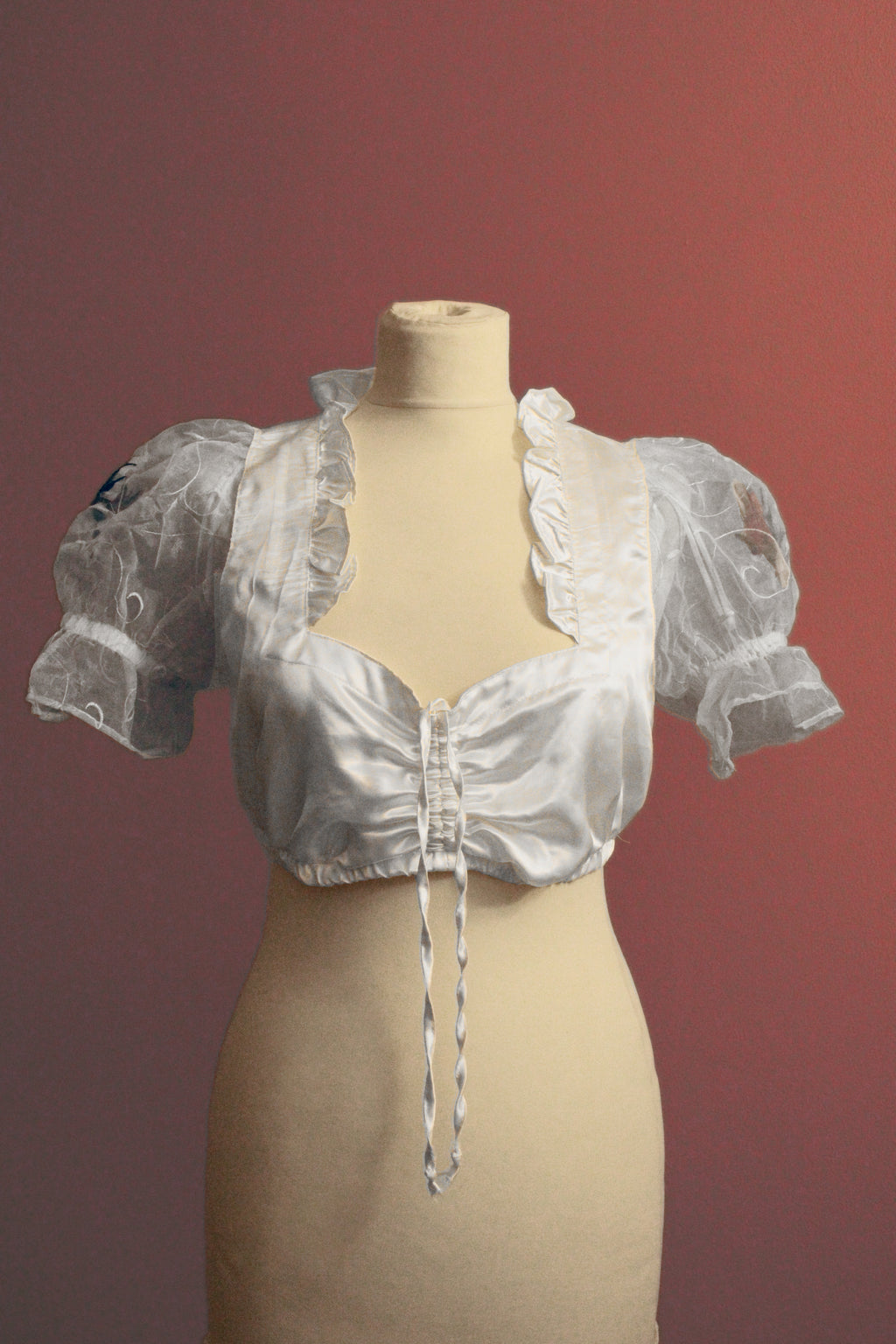 Dirndlbluse Red Rosebuds Nr. 2