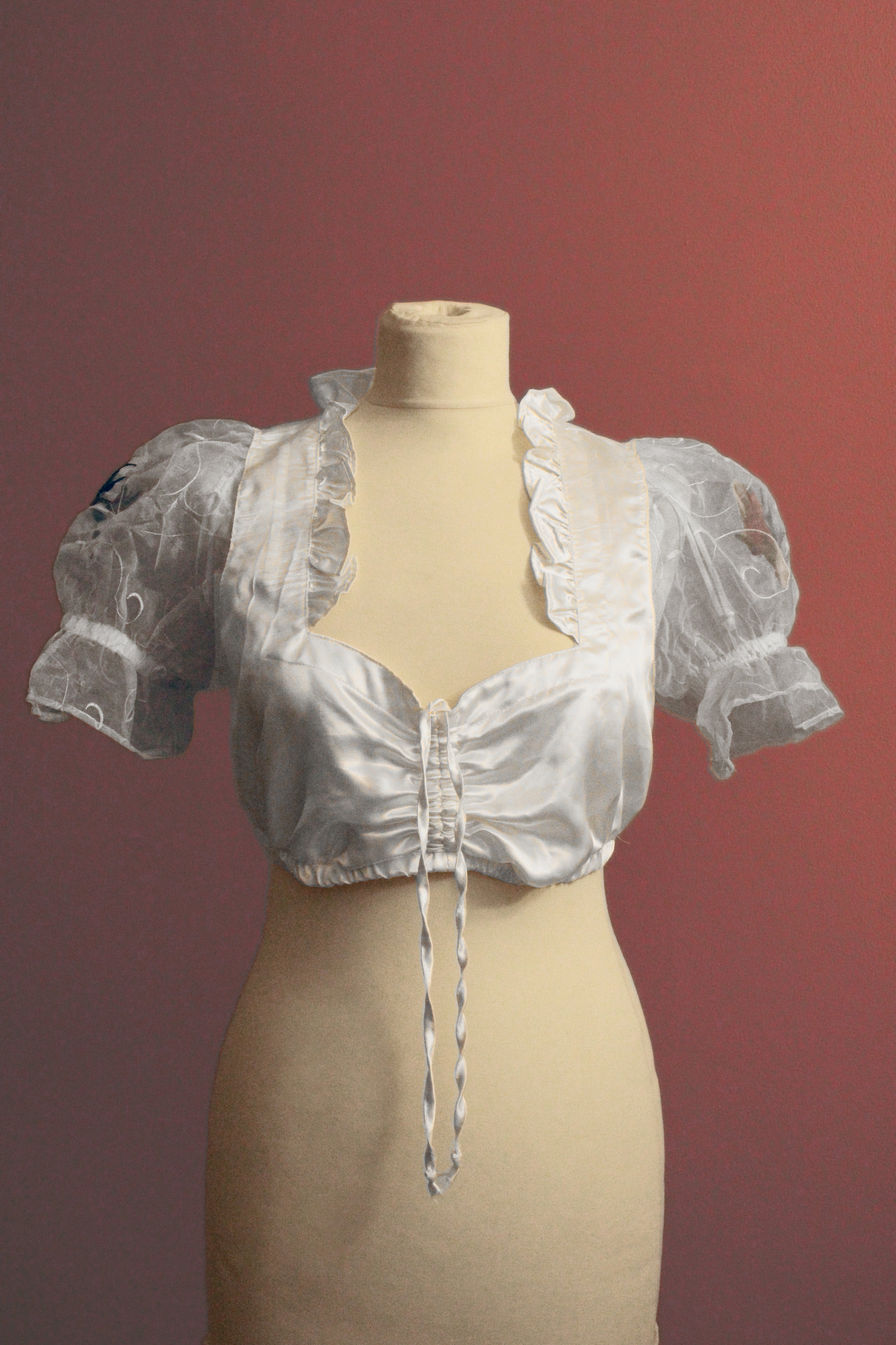 Dirndlbluse Red Rosebuds Nr. 2