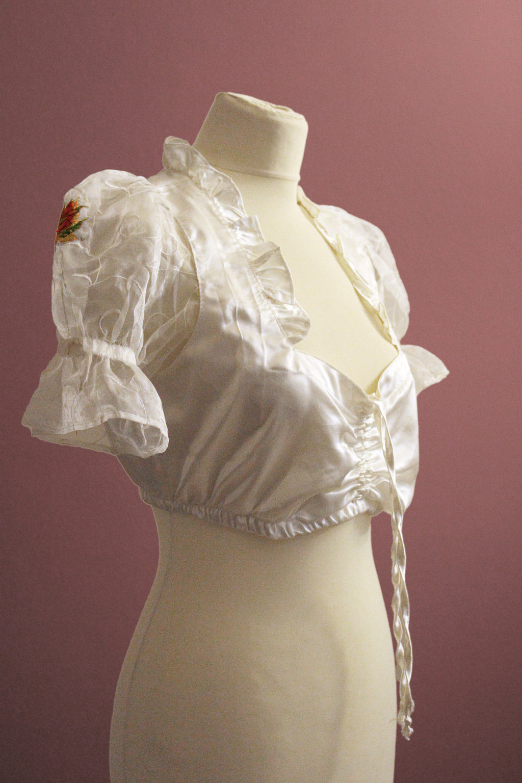 Dirndlbluse Red Rosebuds Nr. 2