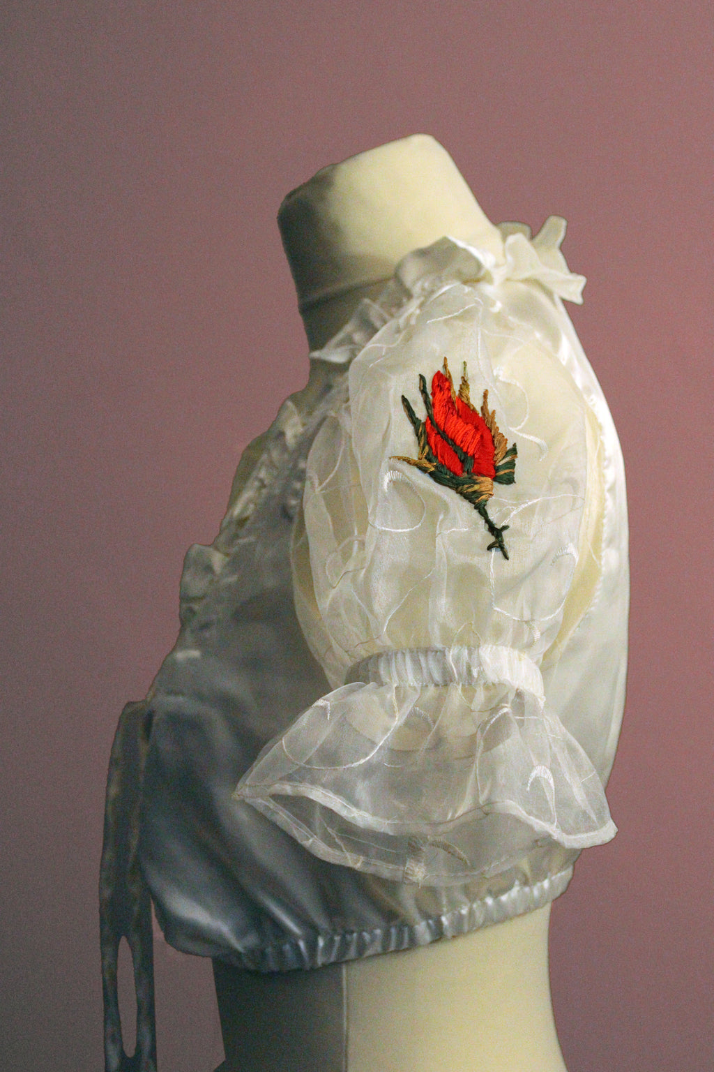 Dirndlbluse Red Rosebuds Nr. 2