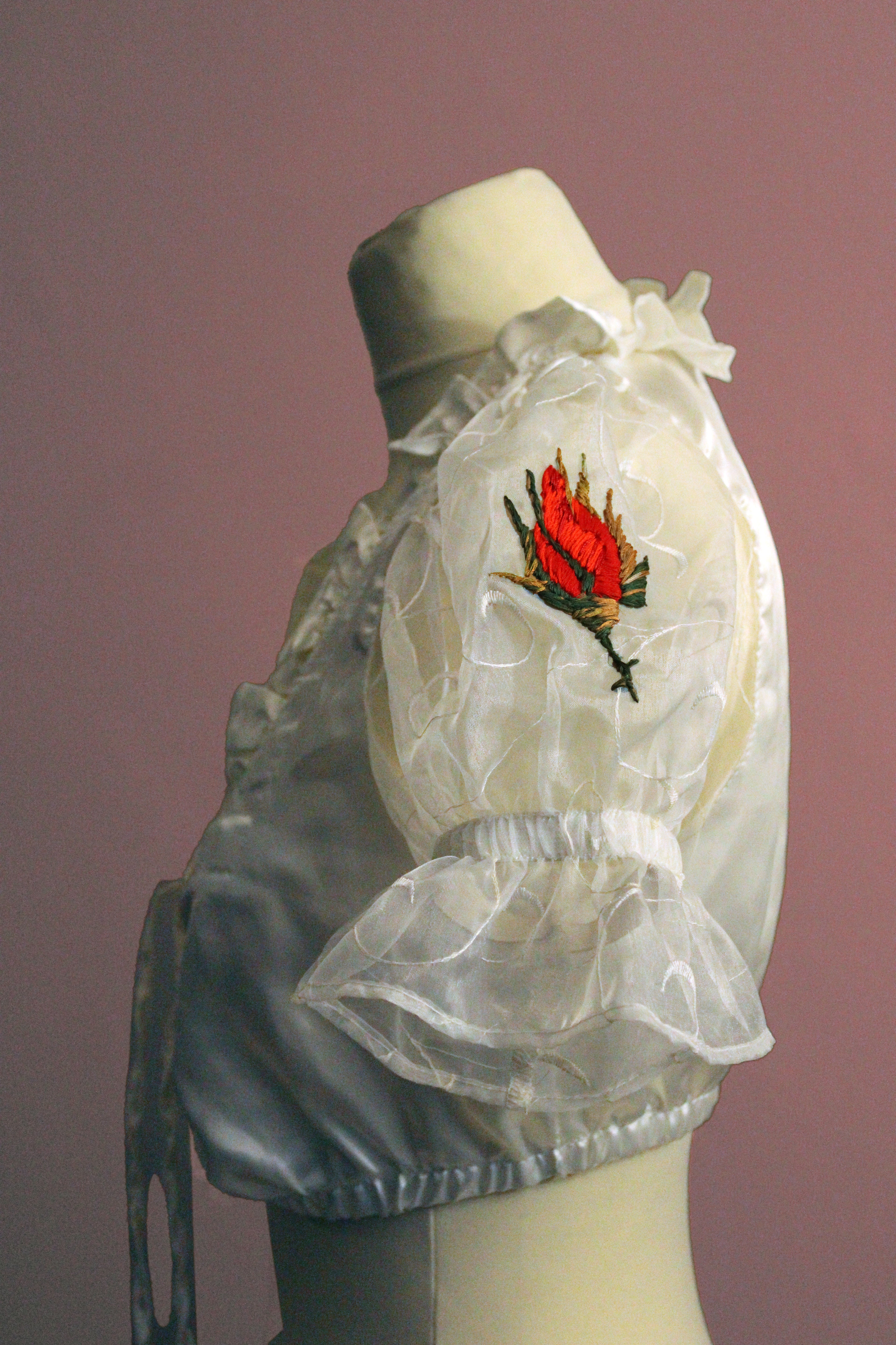 Dirndlbluse Red Rosebuds Nr. 2