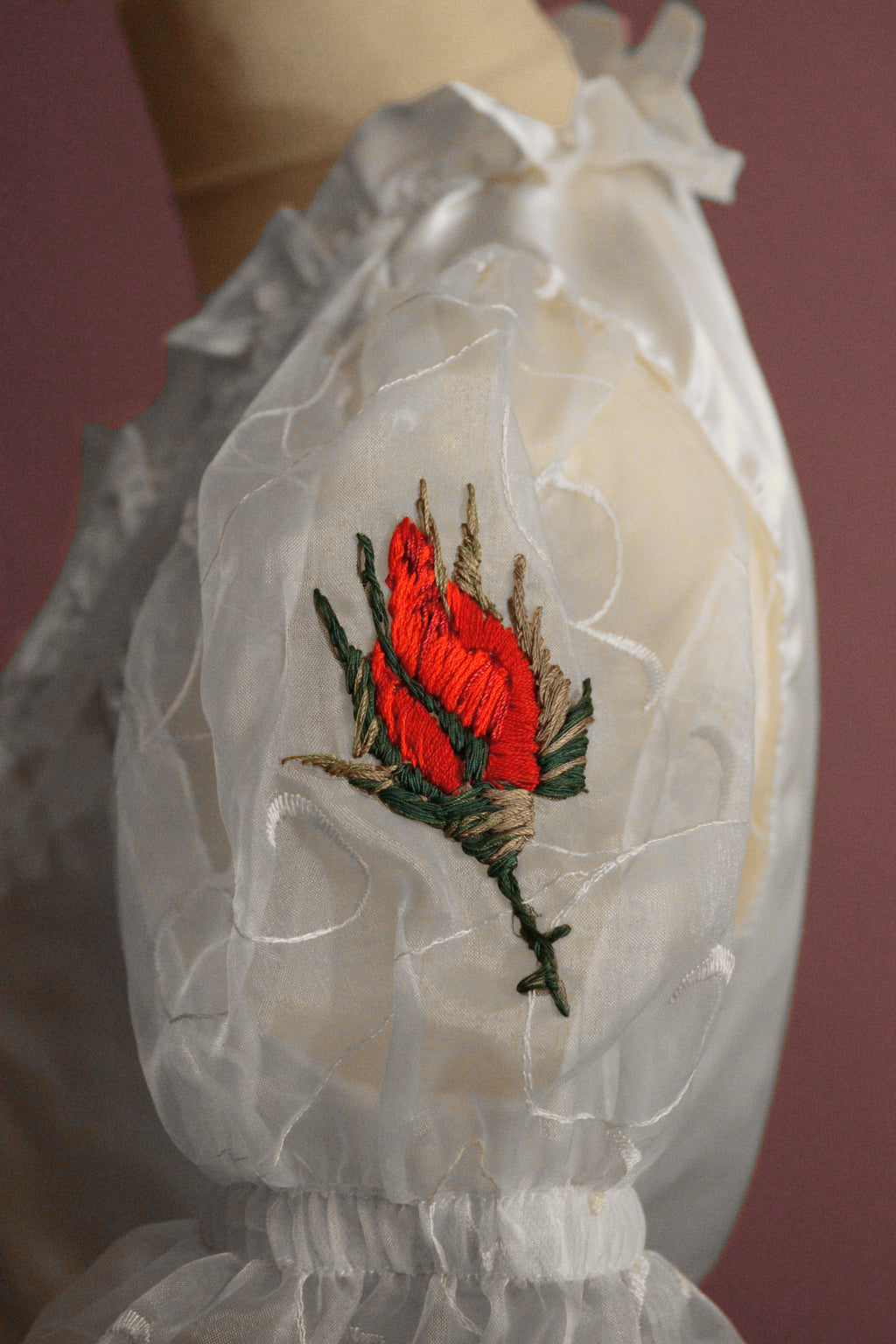 Dirndlbluse Red Rosebuds Nr. 2