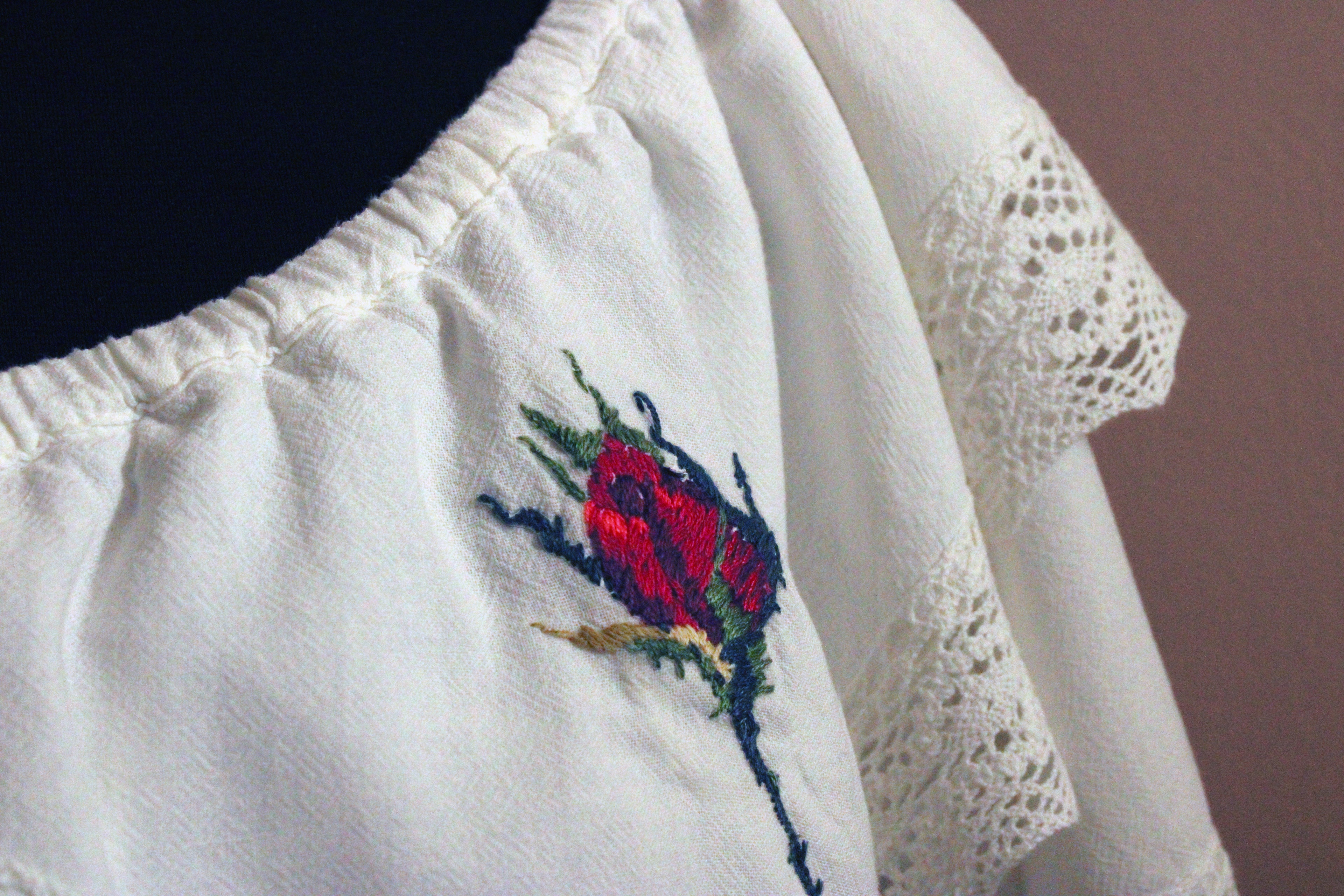 Red Rosebuds Top n.1 